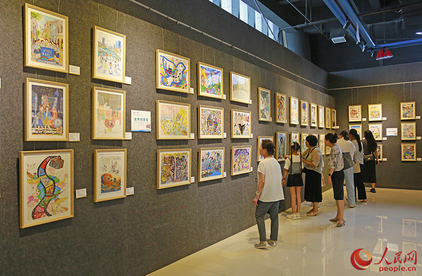 观众参观“喜迎上合峰会 共绘津彩画卷”优秀作品展。人民网记者 崔新耀摄