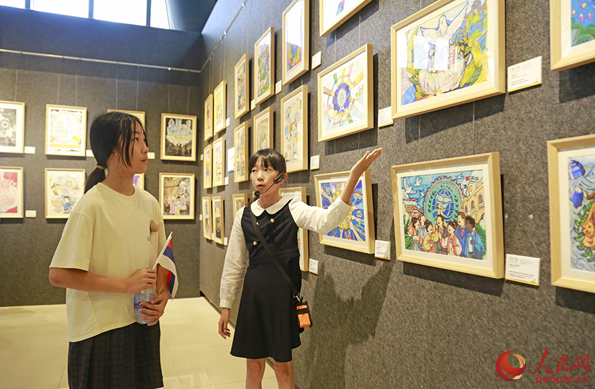 小讲解员对优秀作品进行讲解。人民网记者 崔新耀摄