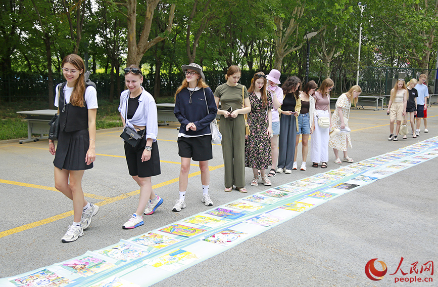 来自上合组织国家的在津留学生观看百米长卷。人民网记者 崔新耀摄